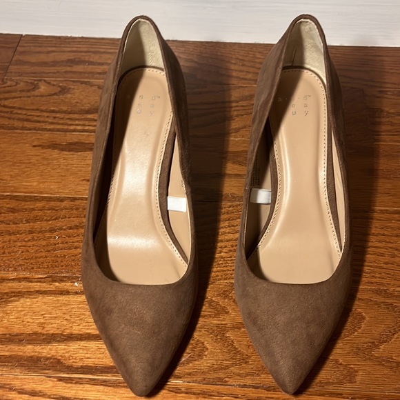 A new day pointed toe brown pumps - Picture 3 of 7